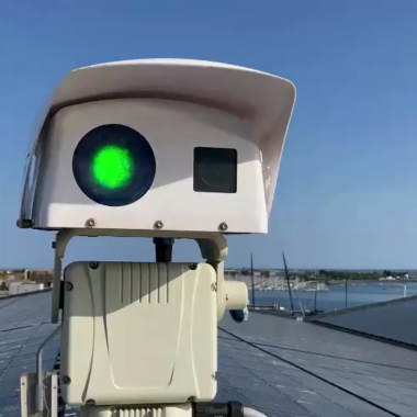 Tehnologia Laser care Protejează Infrastructura: Sistemul A1W525 pentru Controlul Pasarilor